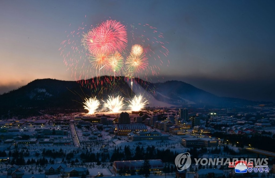 Ông Kim Jong-un và phu nhân cưỡi bạch mã thăm núi thiêng - 10 Ông Kim Jong-un và phu nhân cưỡi bạch mã thăm núi thiêng - 10