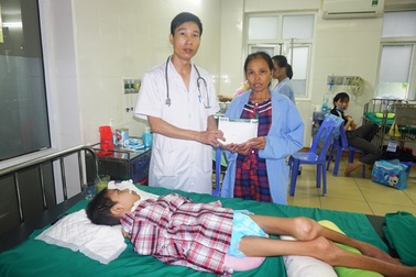 Gần 100 triệu đồng đến với cháu bé sống thực vật vì vi trùng uốn ván