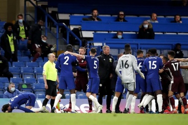 Để cầu thủ xô xát, Chelsea và Leicester cùng bị phạt nặng