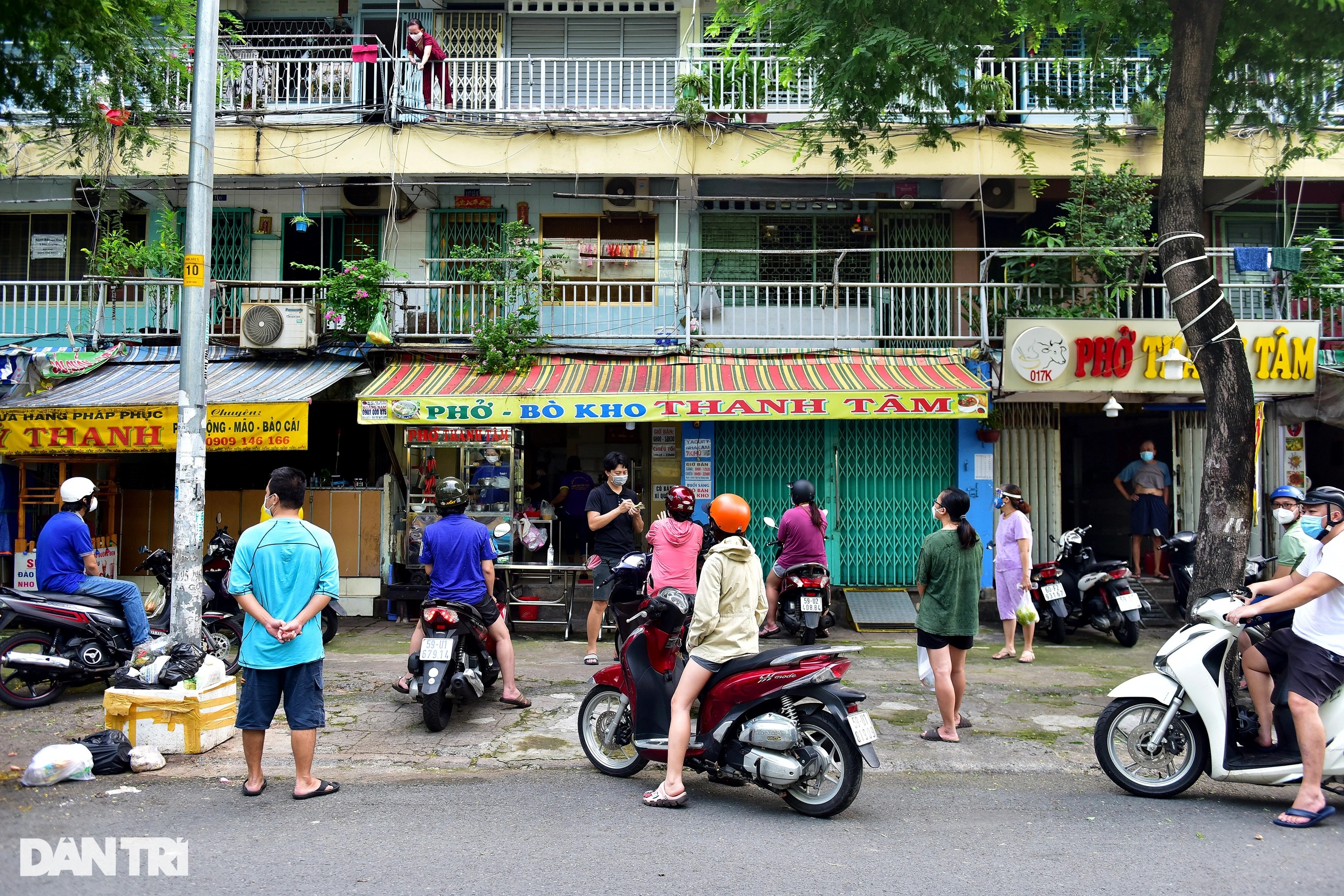 Người dân TPHCM xếp hàng mua đồ ăn sáng.jpeg Người dân TPHCM xếp hàng mua đồ ăn sáng.jpeg
