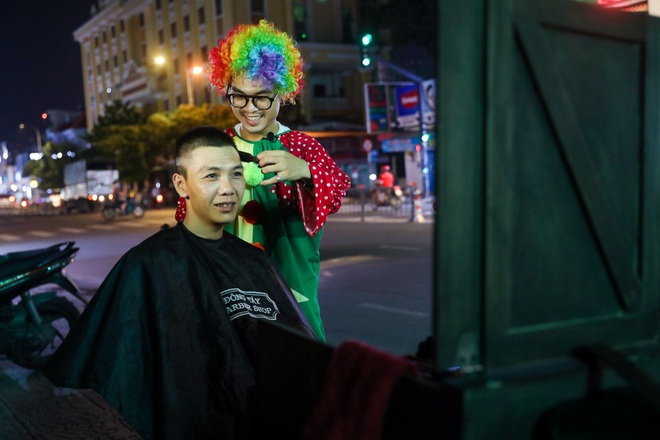 Chàng trai hóa thân thành chú hề đi hớt tóc cho người vô gia cư - 9 Chàng trai hóa thân thành chú hề đi hớt tóc cho người vô gia cư - 9