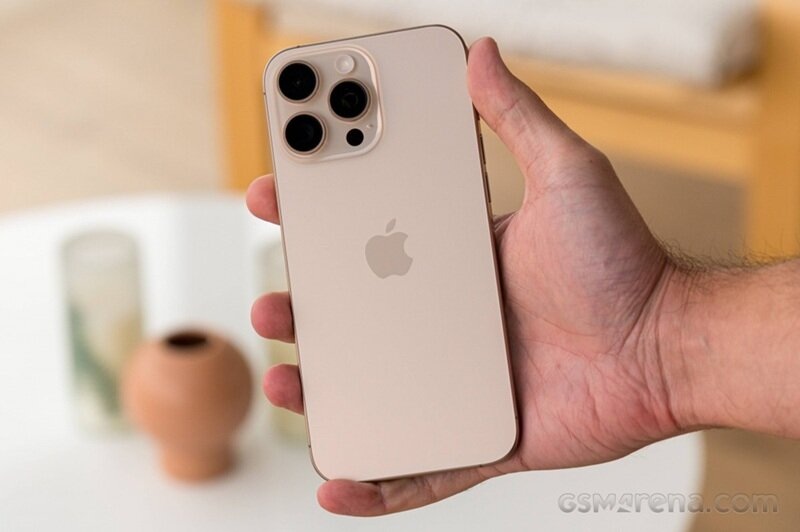 iPhone 16 Pro Max titan sa mạc hết "hot", giá giảm sâu cả chục triệu đồng