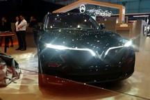 VinFast bất ngờ ra mắt mẫu concept Lux dùng động cơ V8 6.2L