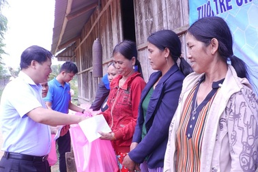 Đoàn viên thanh niên Bình Định băng rừng, hỗ trợ đồng bào dân tộc