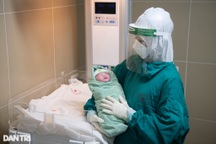 Khoảnh khắc sự sống "nảy mầm" giữa khu điều trị sản phụ F0 ở Hà Nội