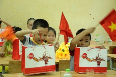 Coca - Cola Việt Nam tặng bàn ghế, học bổng cho học sinh đầu năm học