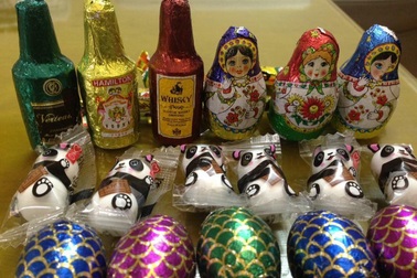 Xách tay bánh kẹo ngoại bán tết, lãi trăm triệu một chuyến