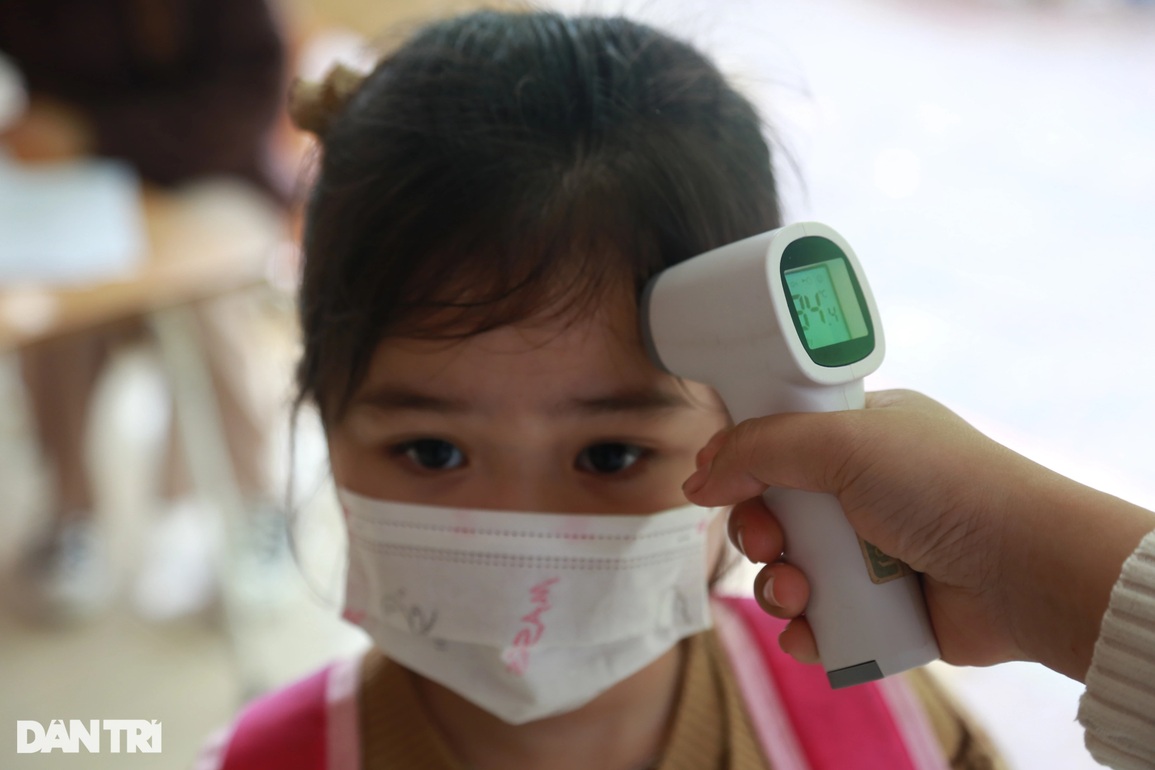 F0 tràn ngập trường học: Cô giáo bật khóc vì lớp chỉ có 3 học sinh - 2 F0 tràn ngập trường học: Cô giáo bật khóc vì lớp chỉ có 3 học sinh - 2