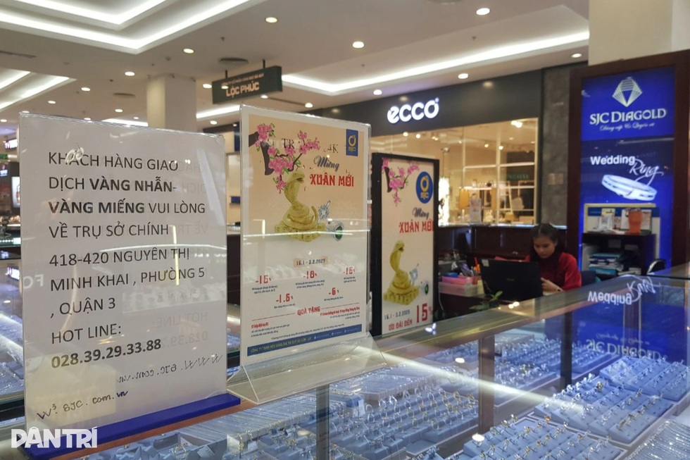 Đi 4-5 tiệm không mua được nhẫn trơn trước ngày vía Thần Tài - 3 Đi 4-5 tiệm không mua được nhẫn trơn trước ngày vía Thần Tài - 3
