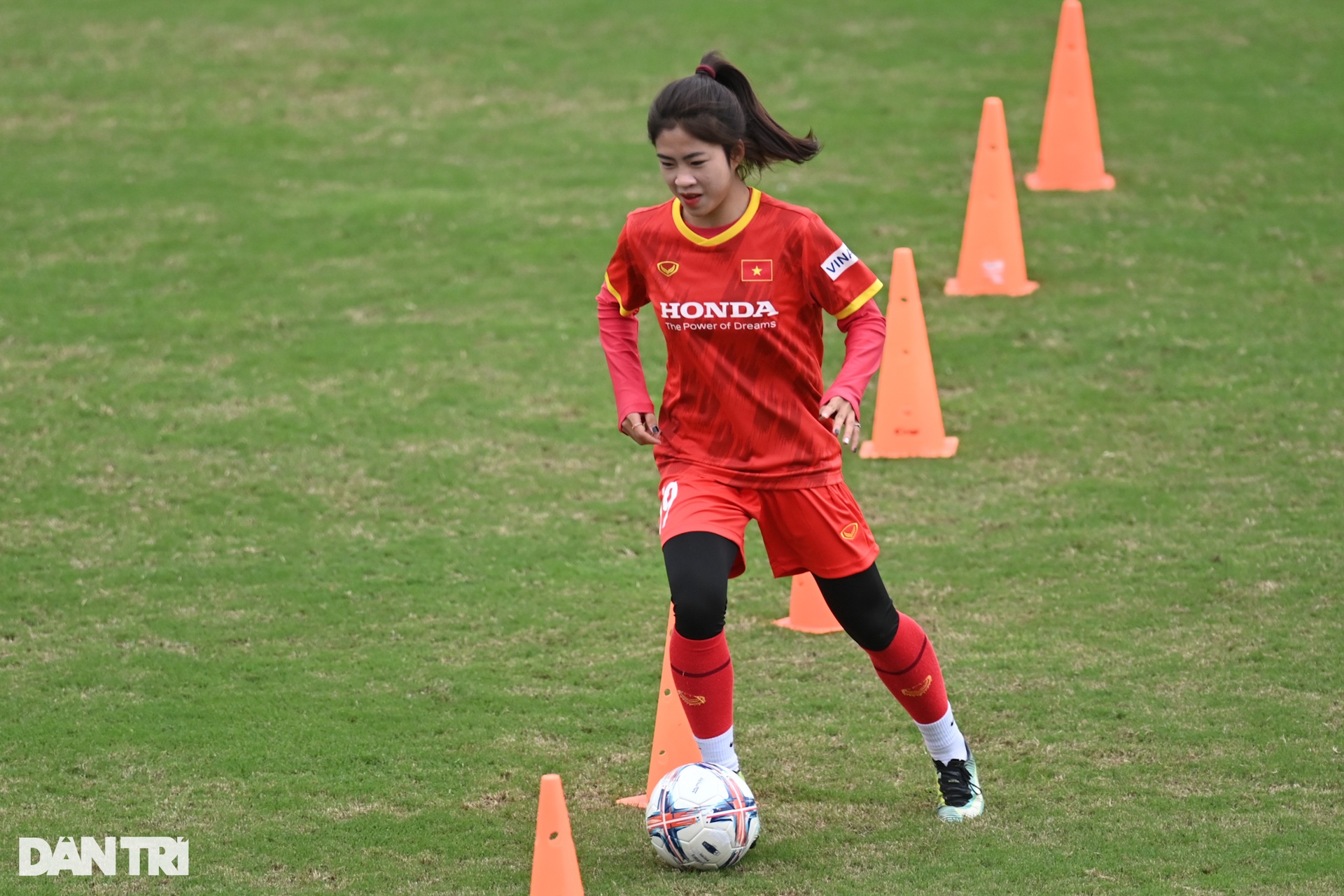 Trung vệ thép Chương Thị Kiều tập riêng ở buổi tập của tuyển nữ Việt Nam - 14