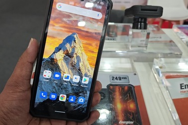 Thực tế smartphone "cục gạch" Energizer Hard Case P28K