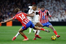 Mbappe tỏa sáng giúp Real Madrid thoát thua Atletico