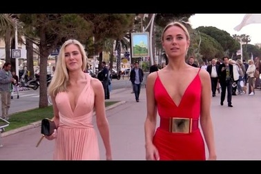 Kimberly Garner rực rỡ váy đỏ