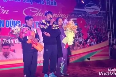 Trung vệ Bùi Tiến Dũng gửi lời cảm ơn tới bố mẹ và người hâm mộ cả nước
