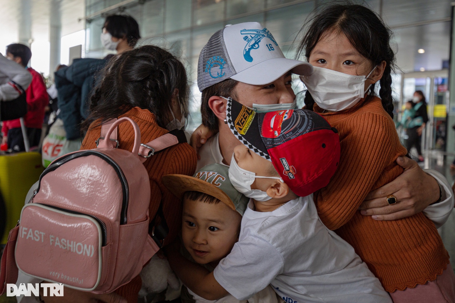 Gương mặt trẻ thơ, cái ôm tràn nước mắt trong chuyến bay giải cứu đầu tiên - 19 Gương mặt trẻ thơ, cái ôm tràn nước mắt trong chuyến bay giải cứu đầu tiên - 19