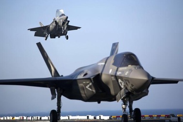 Chiến đấu cơ tàng hình F-35 lần đầu cất cánh bên ngoài nước Mỹ