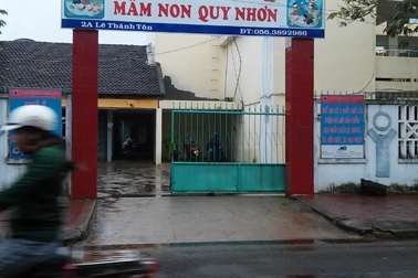 Bé 3 tuổi bị cô giáo đánh tím mông vì... đi tiểu nhiều