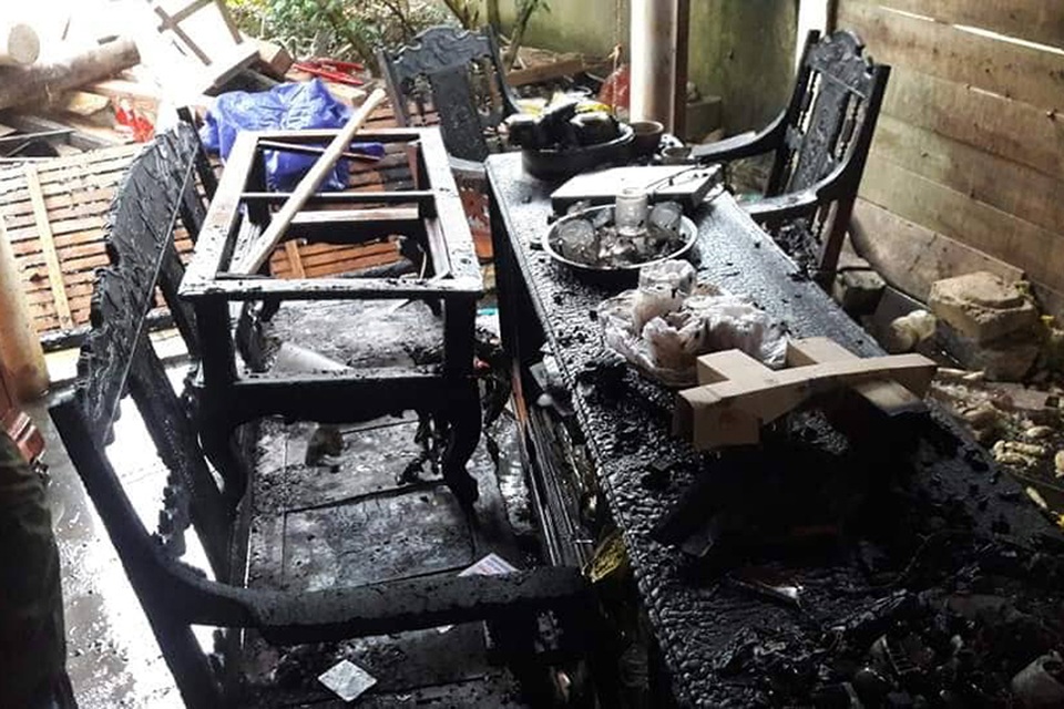 Vợ chồng khóc thảm nhìn căn nhà cháy thành than ngày đầu năm - 2 Vợ chồng khóc thảm nhìn căn nhà cháy thành than ngày đầu năm - 2