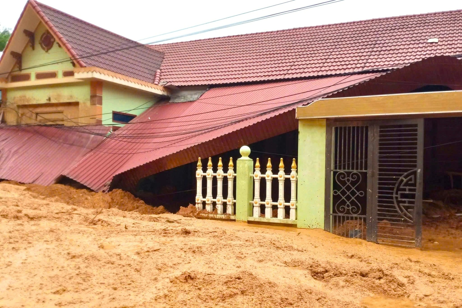 30 phút lũ càn quét bản làng, người dân nháo nhào tháo chạy - 2 30 phút lũ càn quét bản làng, người dân nháo nhào tháo chạy - 2