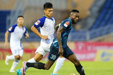 Trọng tài sai lầm ở trận Sông Lam Nghệ An - TPHCM