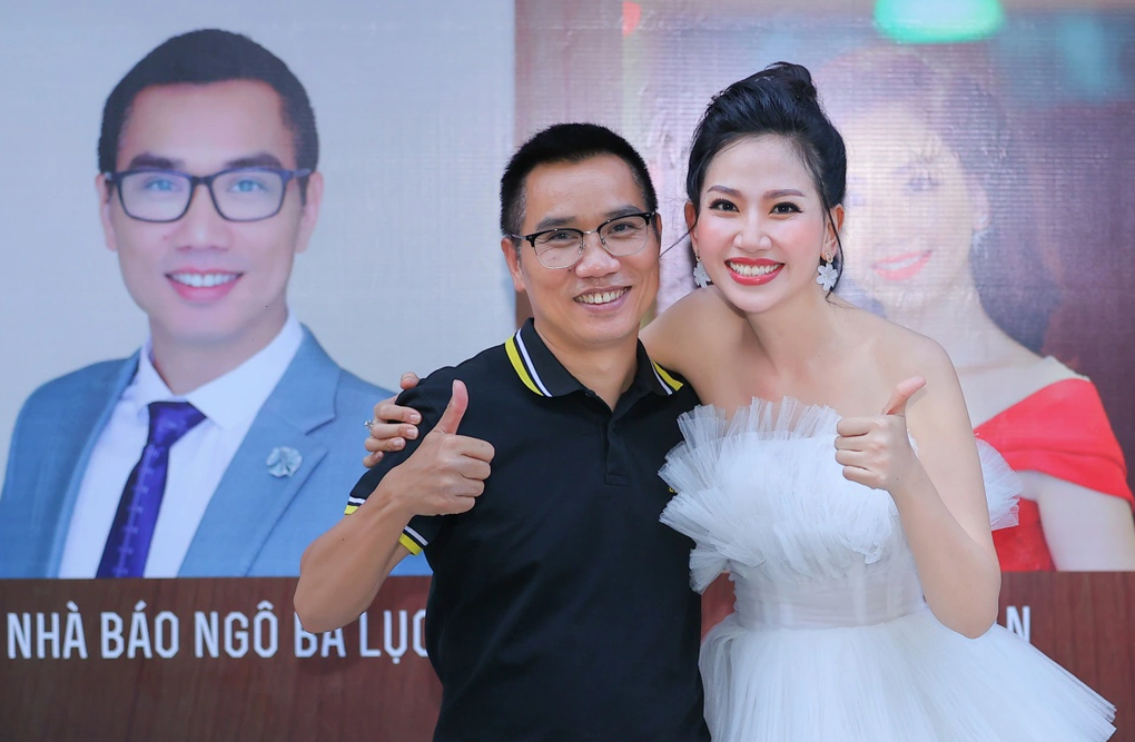 MC Mỹ Vân đọ dáng xinh đẹp bên MC Hoài Anh - 7 MC Mỹ Vân đọ dáng xinh đẹp bên MC Hoài Anh - 7