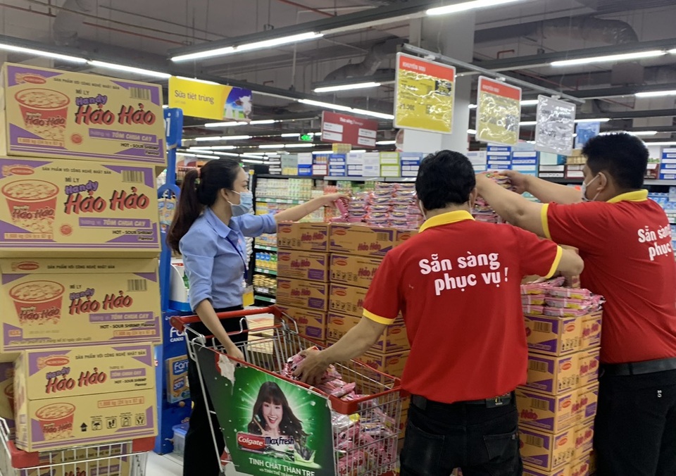 TPHCM: Sau lệnh giãn cách xã hội, siêu thị đông nghẹt, cạn hàng - 13 TPHCM: Sau lệnh giãn cách xã hội, siêu thị đông nghẹt, cạn hàng - 13