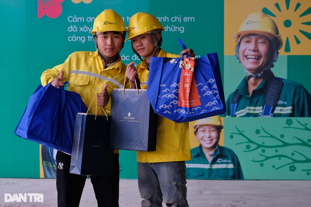 Công nhân xúc động khi được cắt tóc, chụp ảnh Tết ngay tại công trường - 3 Công nhân xúc động khi được cắt tóc, chụp ảnh Tết ngay tại công trường - 3