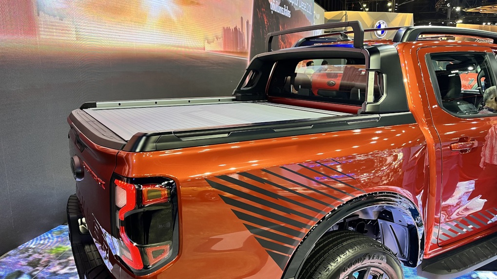 Cận cảnh Ford Ranger Stormtrak sắp bán ở Việt Nam, thêm khó cho đối thủ - 4 Cận cảnh Ford Ranger Stormtrak sắp bán ở Việt Nam, thêm khó cho đối thủ - 4