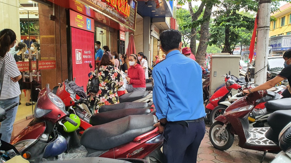 Hết chỗ để xe, bảo vệ “đuổi khéo” khách khi giá vàng tăng như vũ bão - 3 Hết chỗ để xe, bảo vệ “đuổi khéo” khách khi giá vàng tăng như vũ bão - 3