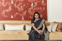 Bỏ nghề ngân hàng đi bán mỹ phẩm, thành nữ tỷ phú giàu thứ 2 Ấn Độ