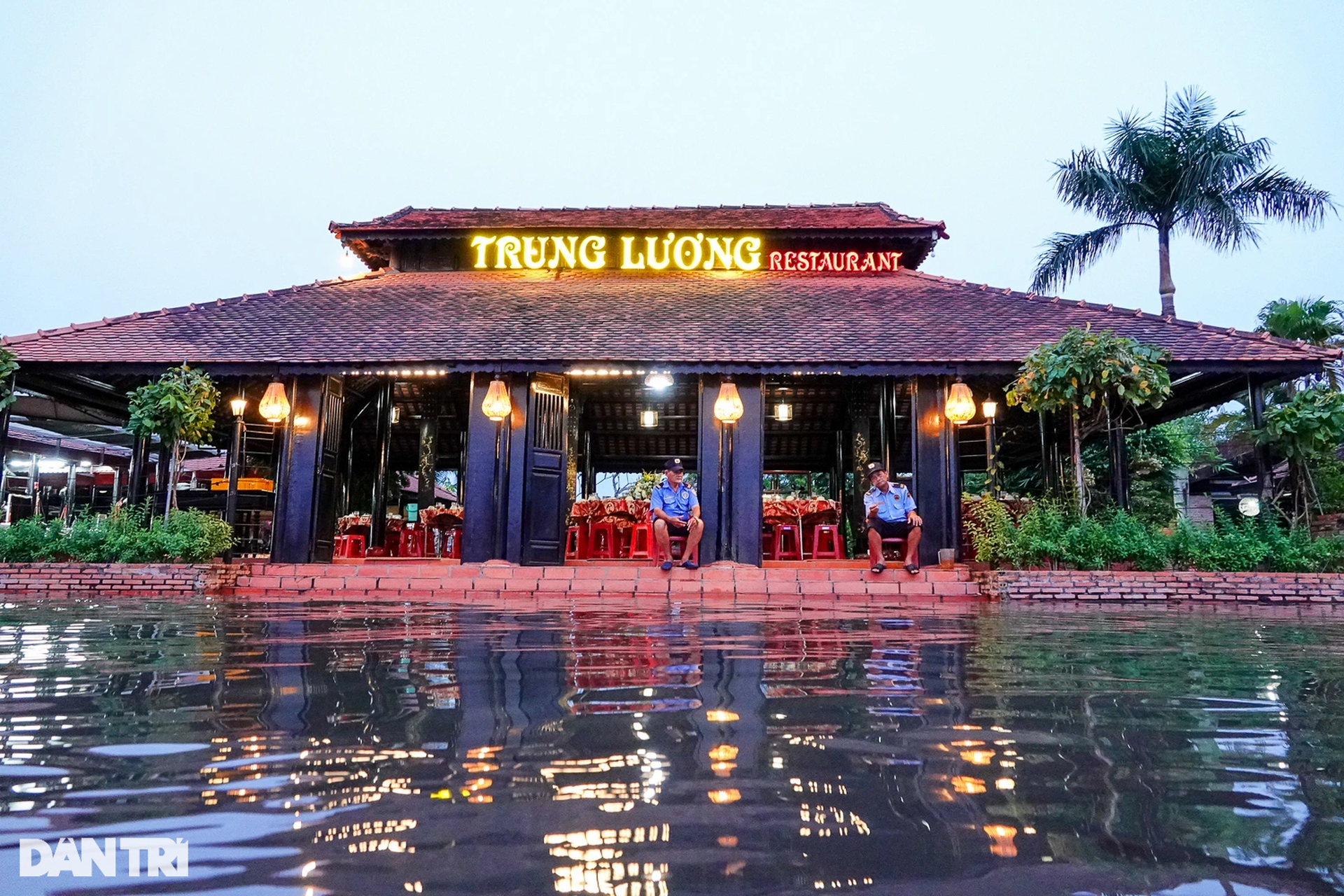 Mùa hạn mặn kỳ lạ: Nơi ruộng đồng khô khốc, chỗ đường hóa thành sông - 8 Mùa hạn mặn kỳ lạ: Nơi ruộng đồng khô khốc, chỗ đường hóa thành sông - 8