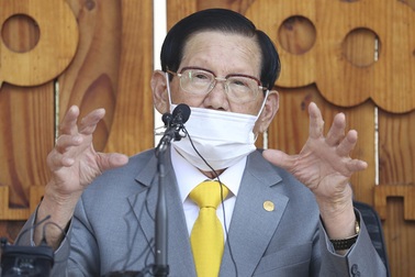 Hàn Quốc đột kích, ép giáo chủ Tân Thiên Địa xét nghiệm Covid-19