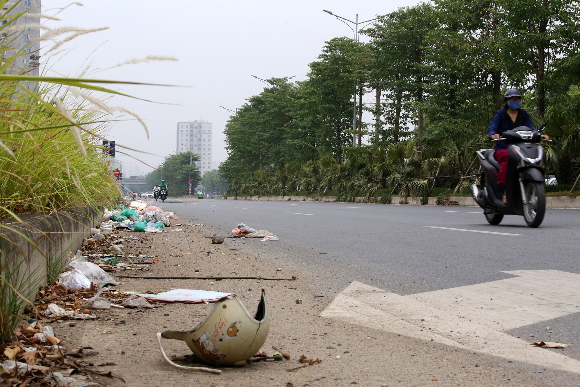 Rác ngổn ngang dọc tuyến đường nghìn tỷ giữa trung tâm Hà Nội - 12 Rác ngổn ngang dọc tuyến đường nghìn tỷ giữa trung tâm Hà Nội - 12