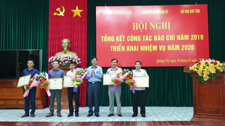 Phóng viên Báo Dân trí được UBND tỉnh Quảng Trị tặng Bằng khen - 1 Phóng viên Báo Dân trí được UBND tỉnh Quảng Trị tặng Bằng khen - 1