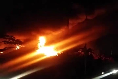 Cháy cực lớn tại xưởng phế liệu ở Hà Nội