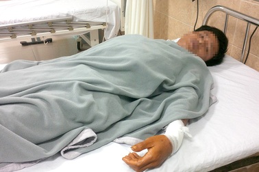 Hai côn đồ chặn đầu xe tải, chém tài xế cướp tiền