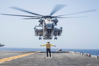 Cuộc đụng độ nguy hiểm giữa tàu chiến Mỹ và trực thăng Iran trước khi UAV bị bắn rơi