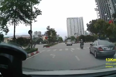 Bất ngờ cách sang đường kiểu "Cá tháng tư"