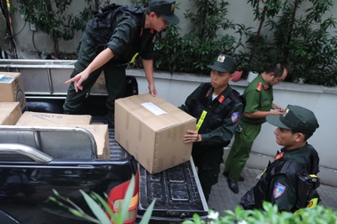 Hai xe công vụ chở hàng chục thùng tài liệu rời nhà CEO Quốc Cường Gia Lai