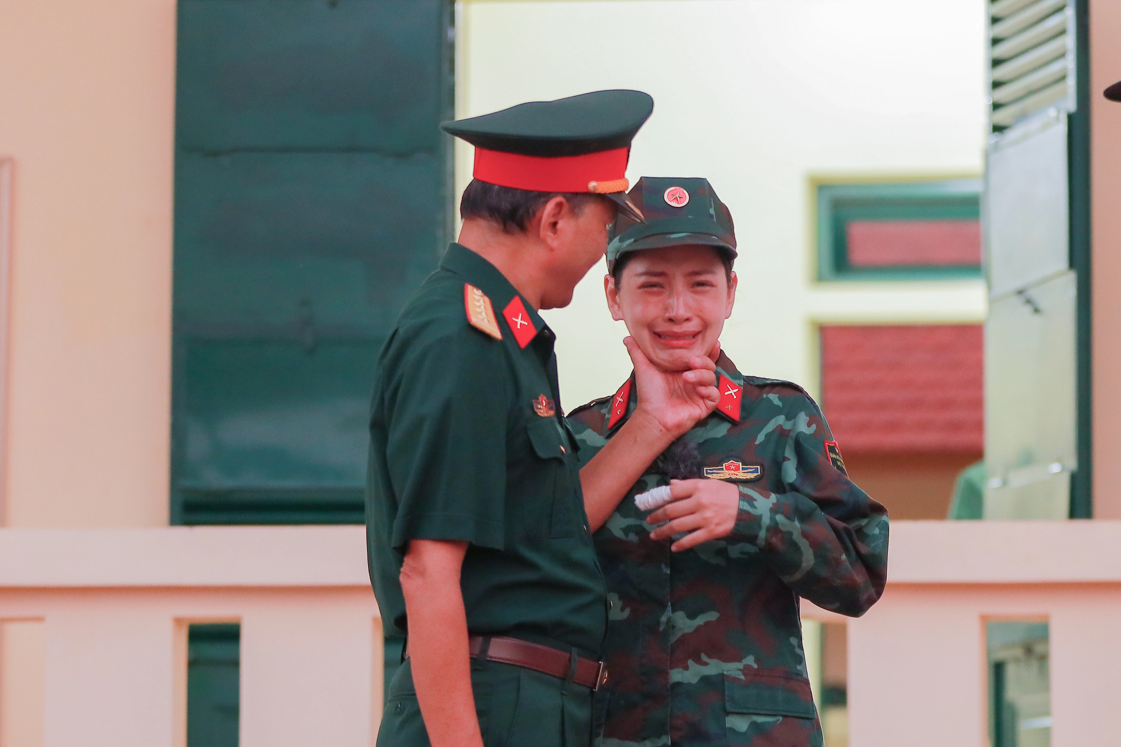 Chi Pu hạnh phúc khi được mặc quân phục cùng với bố là Đại tá - 2