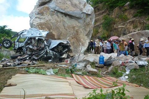 Đá khổng lồ lăn trúng xe khách, 6 người thiệt mạng 