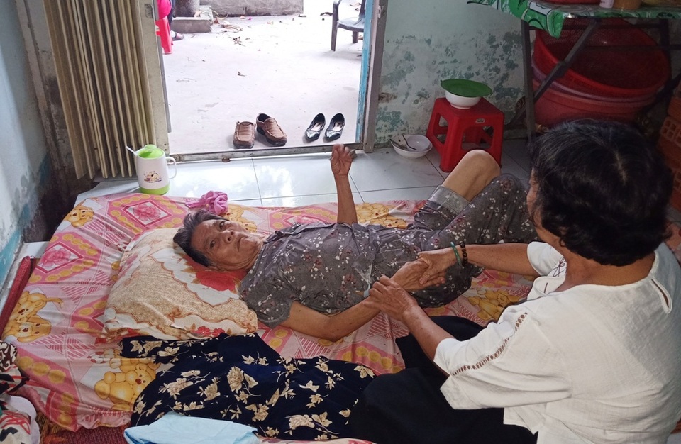Xót cảnh cụ bà nằm liệt một chỗ… “chết mòn” vì không người thân chăm sóc - 6 Xót cảnh cụ bà nằm liệt một chỗ… “chết mòn” vì không người thân chăm sóc - 6