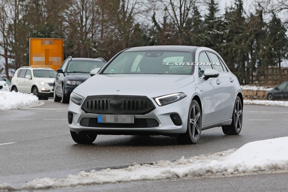 Mercedes A-Class xuất hiện trên đường thử với lưới tản nhiệt khác lạ - 4 Mercedes A-Class xuất hiện trên đường thử với lưới tản nhiệt khác lạ - 4