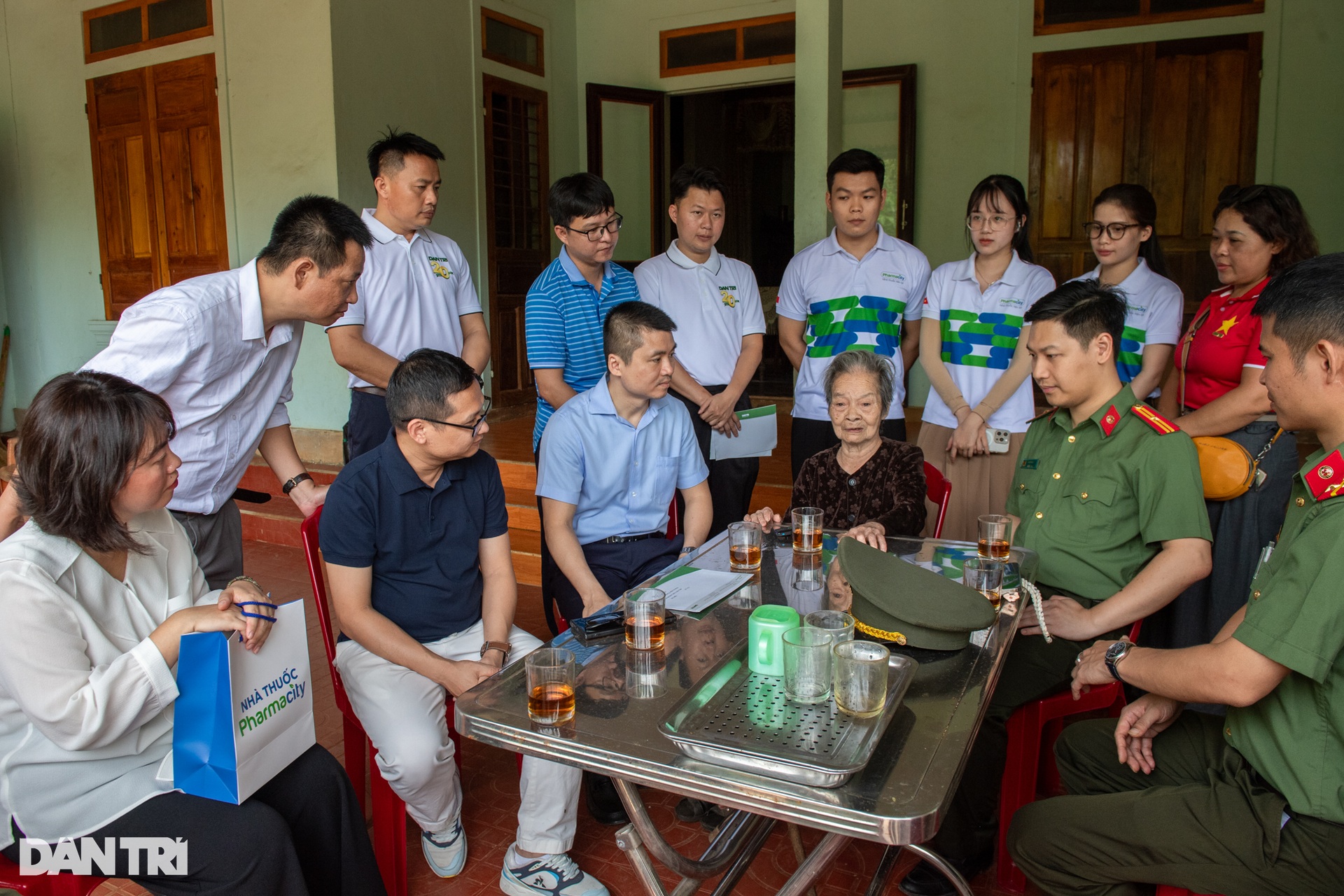 Mẹ Việt Nam Anh hùng kể: Ông đã hy sinh nhưng vẫn như chưa bao giờ rời xa - 8 Mẹ Việt Nam Anh hùng kể: Ông đã hy sinh nhưng vẫn như chưa bao giờ rời xa - 8