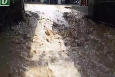 Hàng chục nghìn người dân phải sơ tán chạy lũ