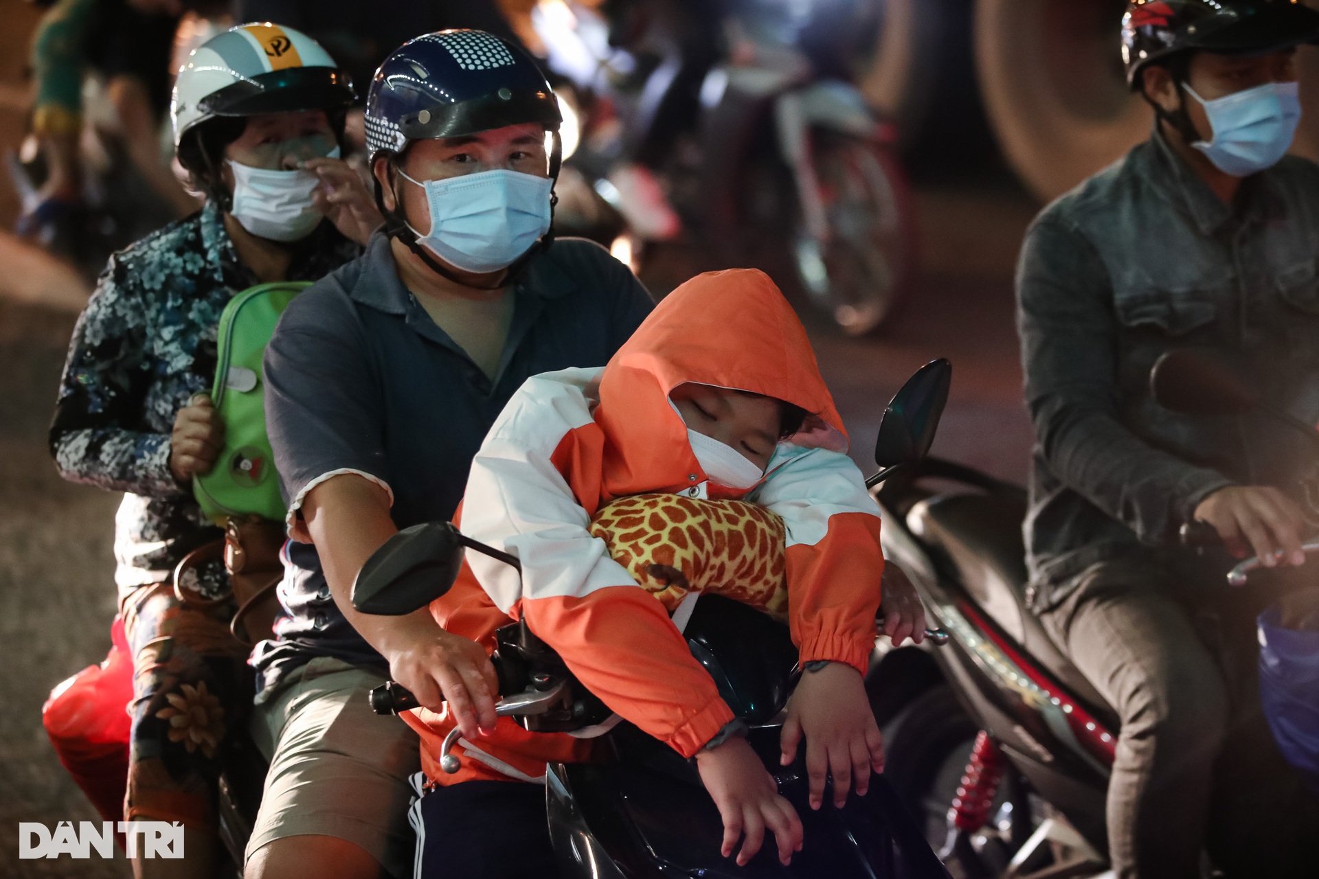 Dòng người trắng đêm đổ về quê nghỉ lễ - 1 Dòng người trắng đêm đổ về quê nghỉ lễ - 1