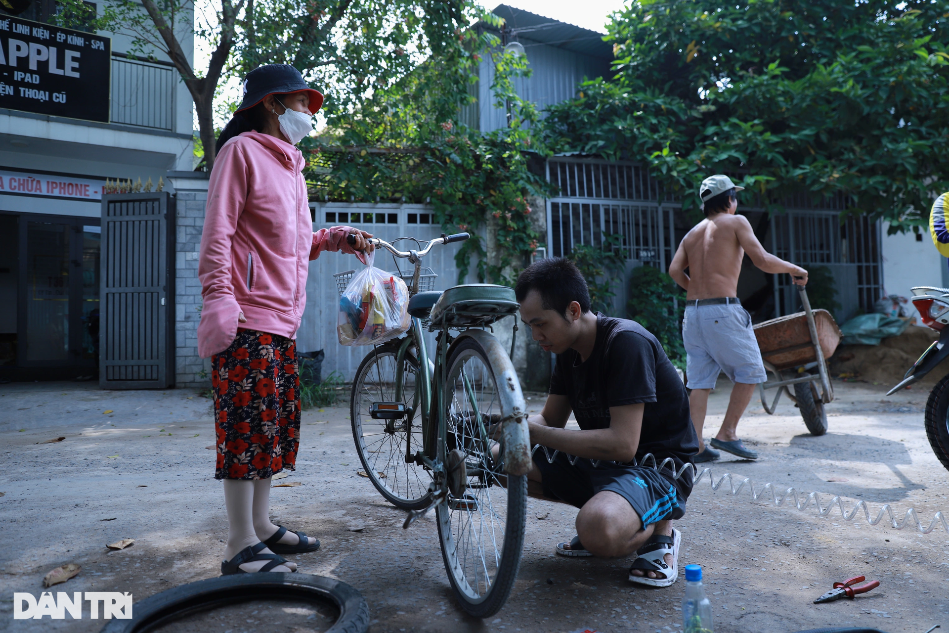 Vợ bầu sắp sinh, anh xe ôm vẫn đều đặn giúp người gặp nạn giữa đêm ở TPHCM - 14