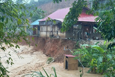 79 nhà dân ở Nghệ An bị tốc mái, mưa rất lớn ở Thanh Hóa