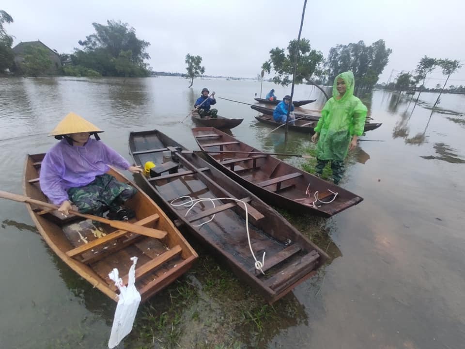 Thích thú ảnh cưới vượt lũ nhưng... vẫn vui của cặp đôi ở Hà Tĩnh - 6 Thích thú ảnh cưới vượt lũ nhưng... vẫn vui của cặp đôi ở Hà Tĩnh - 6