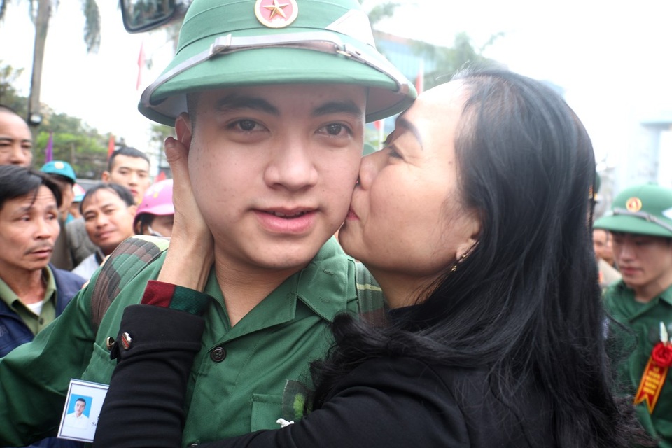 Nước mắt, nụ cười ngày tiễn đưa con lên đường nhập ngũ - 3 Nước mắt, nụ cười ngày tiễn đưa con lên đường nhập ngũ - 3